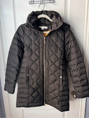 Size small Kenneth Cole Women’s Quilted Black Puffer Coat. Excellent condition!